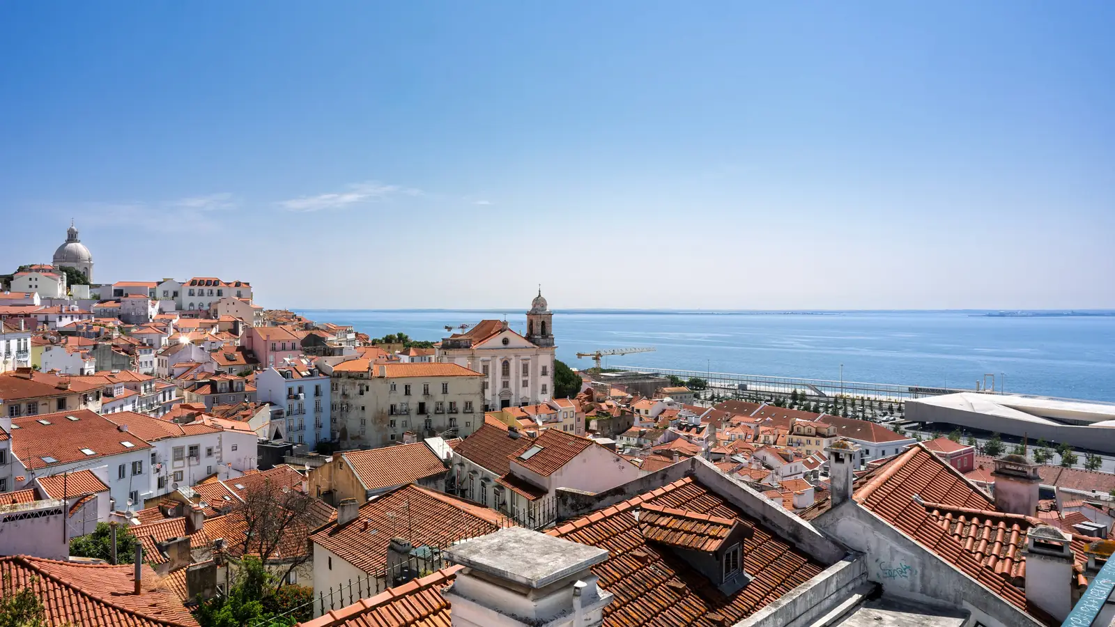 Telhados de Alfama e o rio Tejo, em Lisboa